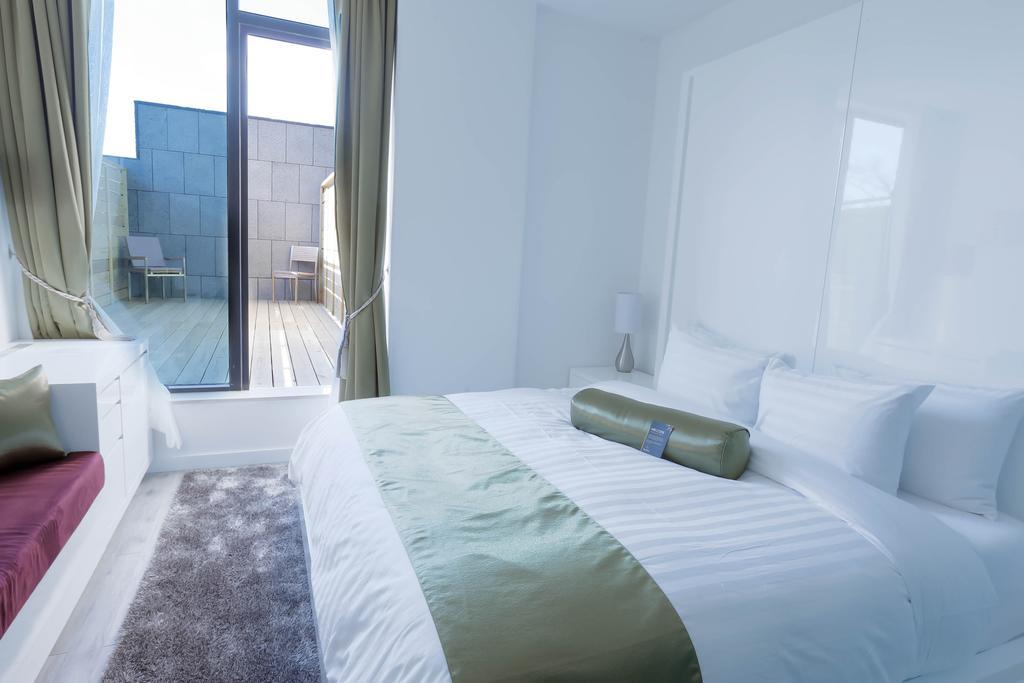 Habitación doble deluxe con cama grande y balcón